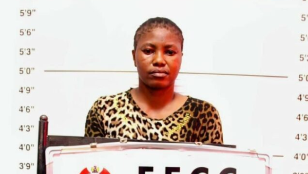 Two Lagos women caught hawking Naira notes jailed